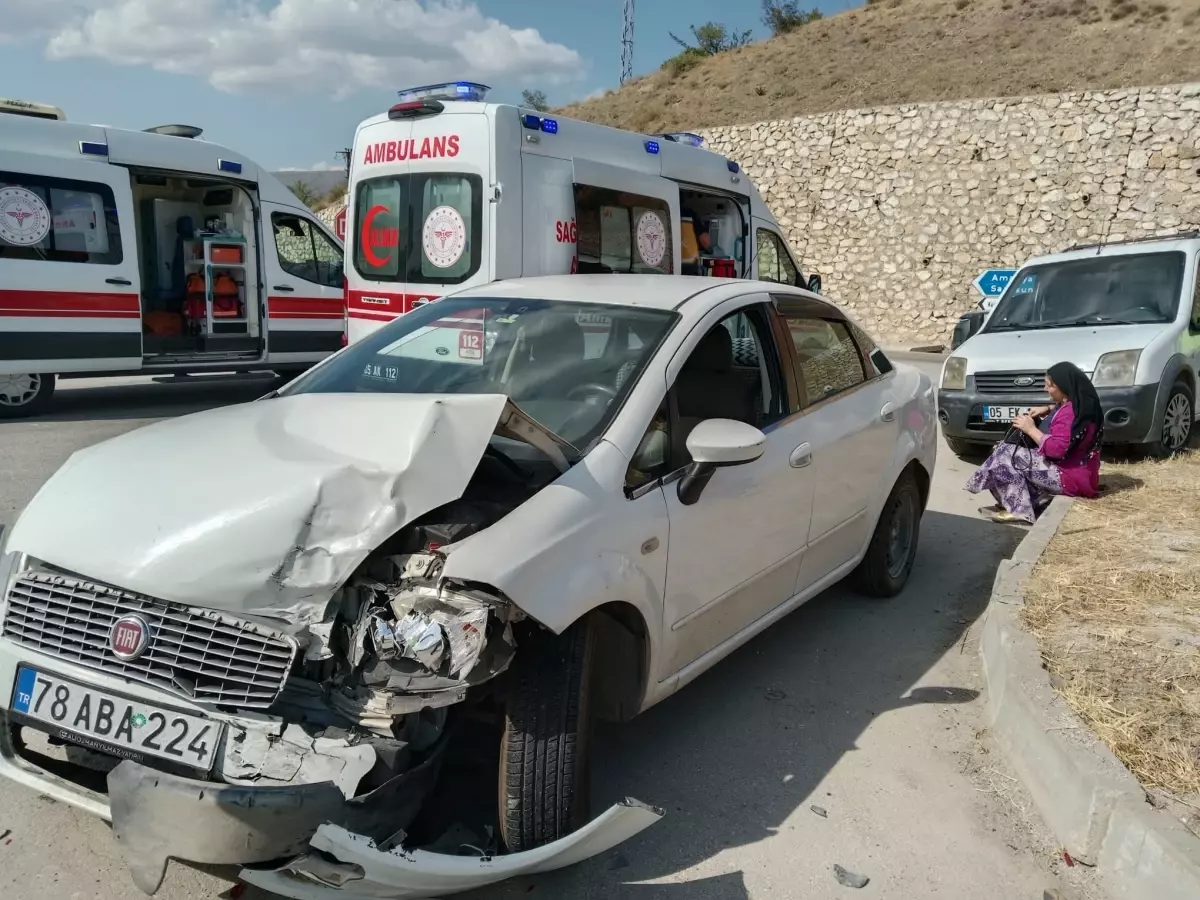 Amasya\'da Alkollü Sürücü Kaza Yaptı: 5 Yaralı