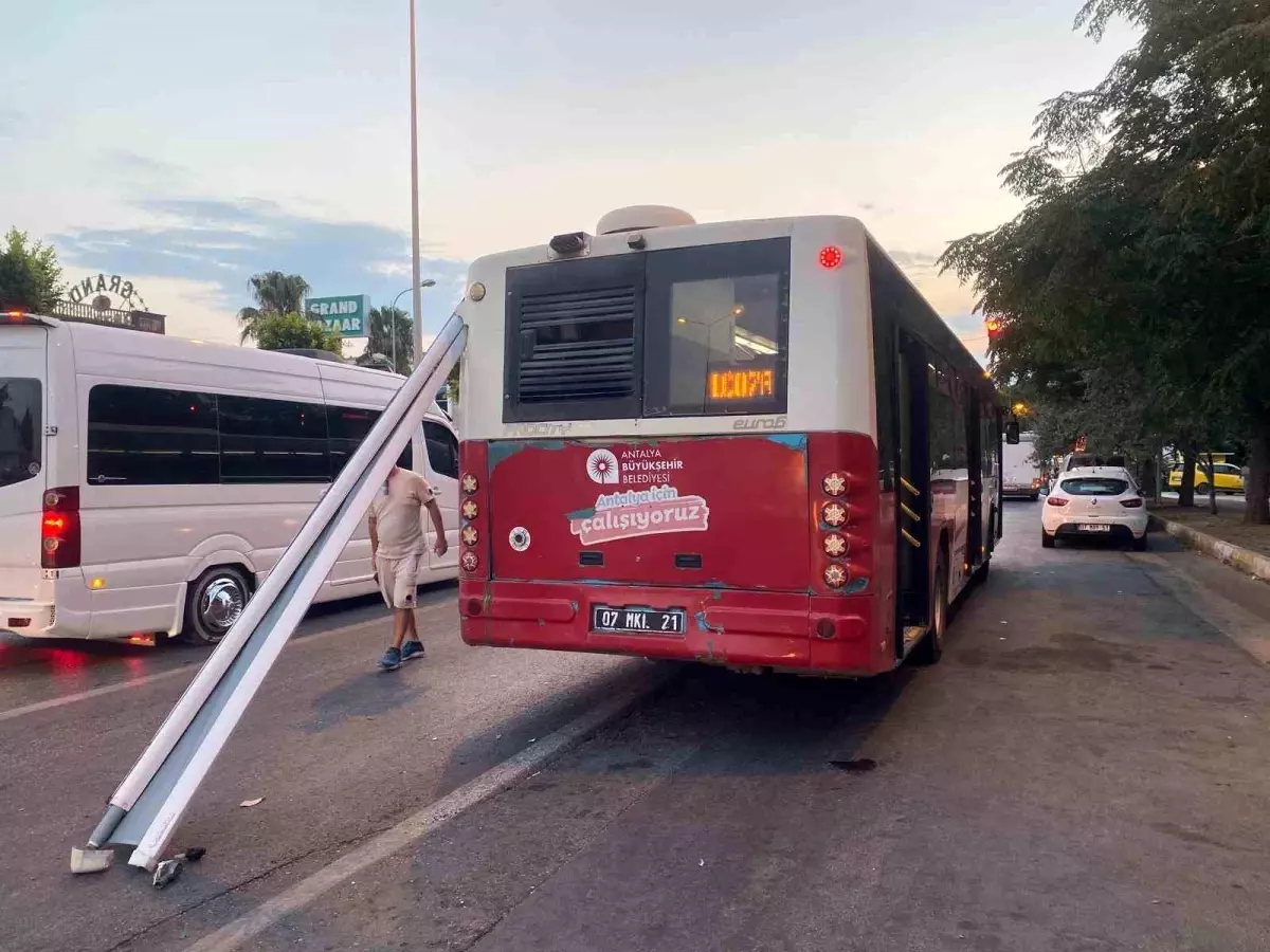 Antalya\'da Otobüse Karavan Çarptı, Yolcular Sağ Kaldı