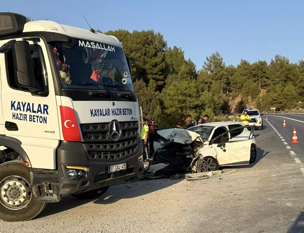 Antalya\'da Trafik Kazası: 1 Ölü, 2 Yaralı