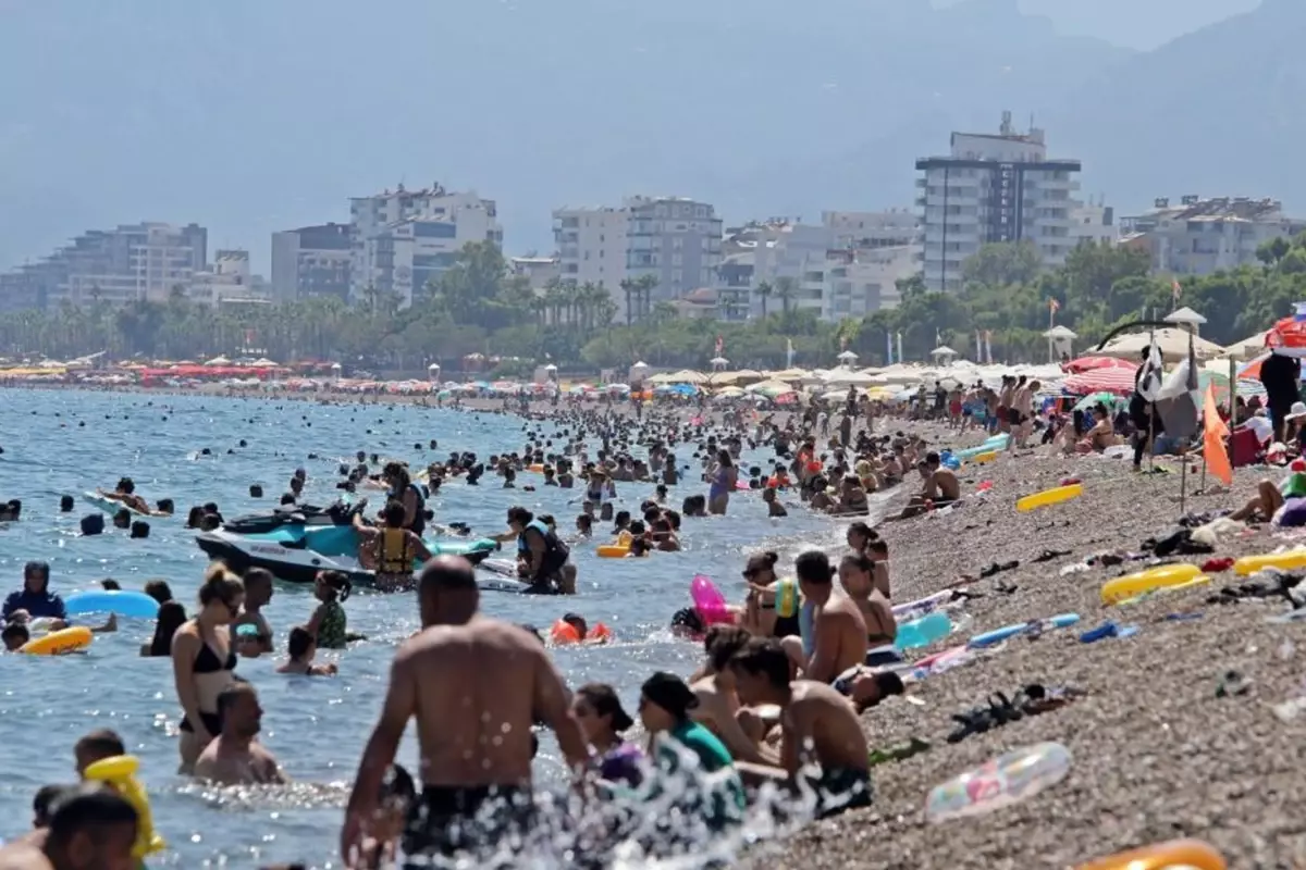 Antalya\'da deniz bile yanıyor! Sıcaklık 32 dereceye ulaştı