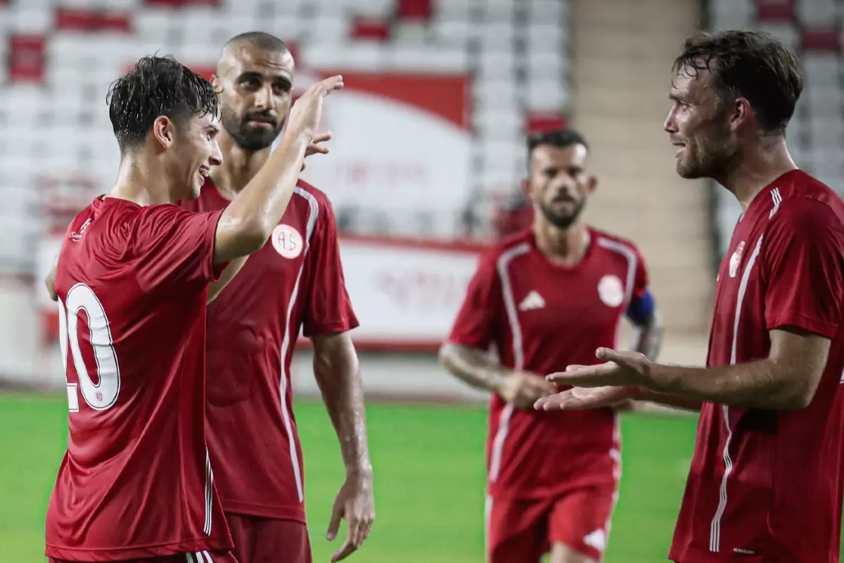 Antalyaspor, 13 oyuncu ve 1 antrenörüne veda etti