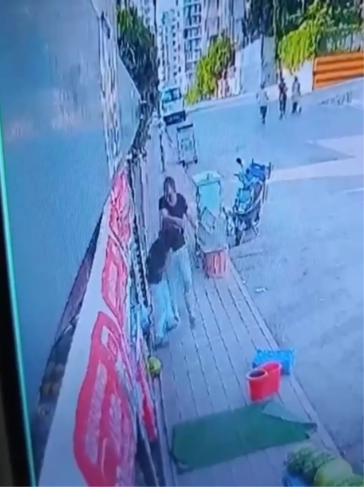 Mahalle bekçisi, marul yüzünden 15 yaşındaki çırağı darbetti