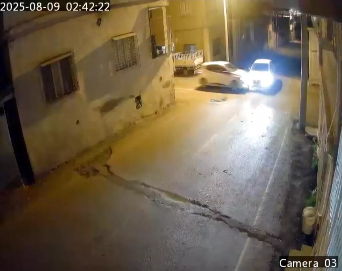 İskenderun\'da Trafik Kazası: İki Araç Çarpıştı