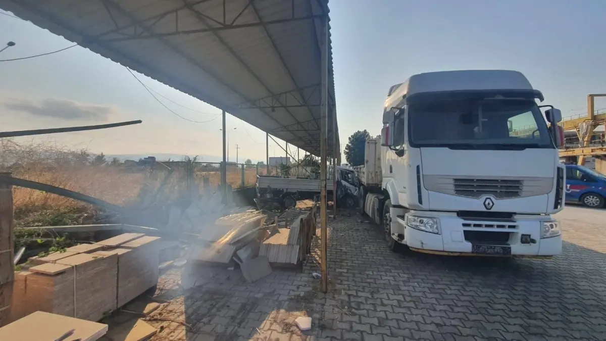 İnegöl\'de Lastiği Patlayan Kamyonet Kaza Yaptı