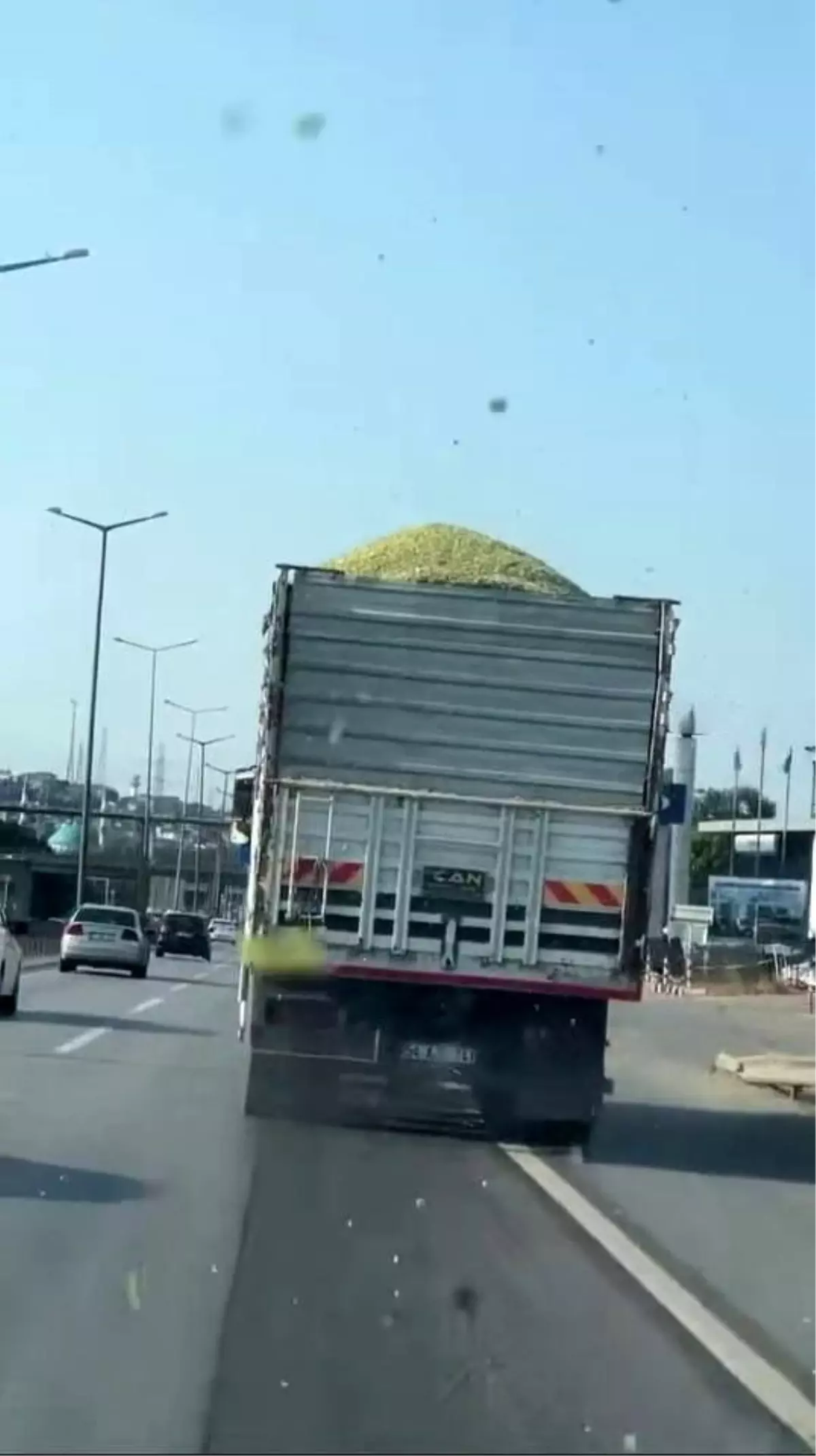 Sakarya\'da Yük Düşmesi Trafiği Tehlikeye Attı