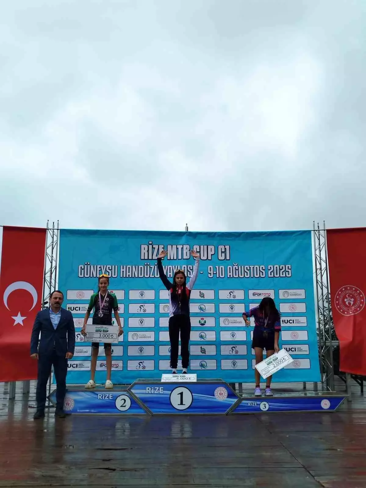 Akhisar Bisikletçileri Rize\'de Başarı Elde Etti