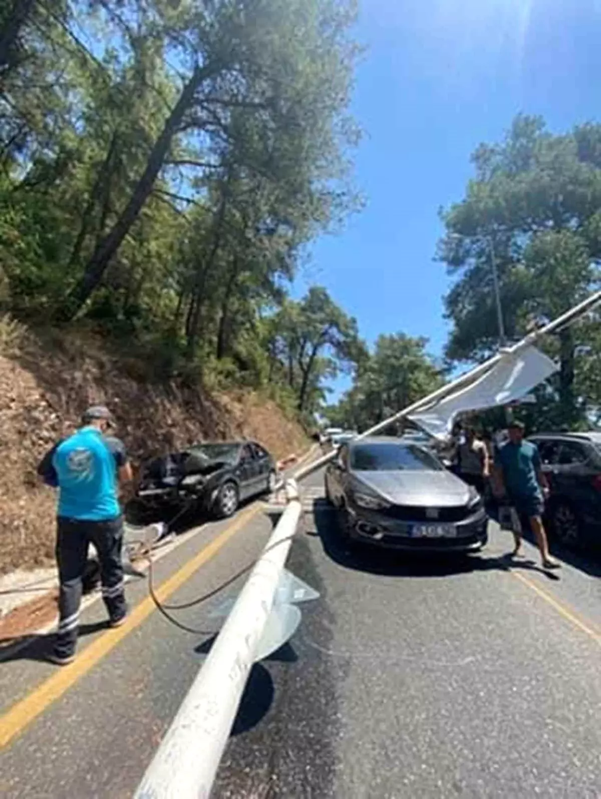 Muğla\'da Fren Patladı, Direk Devrildi