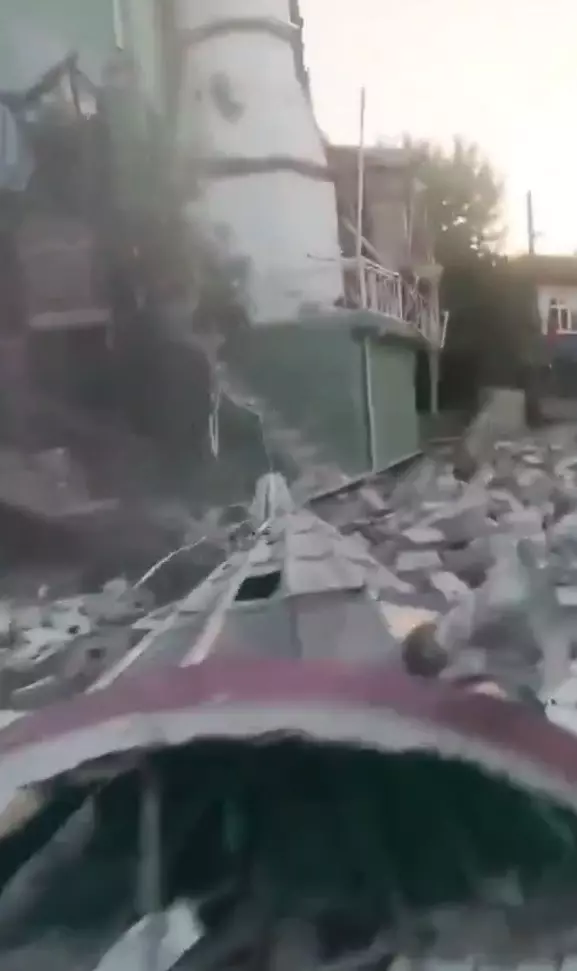 Balıkesir'deki deprem nedeniyle bazı binalar yıkıldı! İşte ilk görüntüler