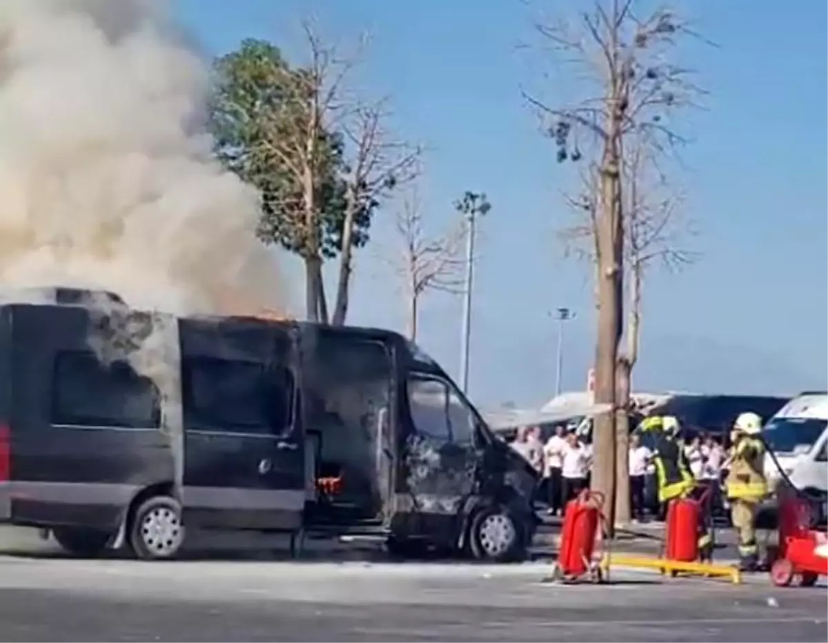 Antalya Havalimanı\'nda Park Halindeki Minibüs Yandı