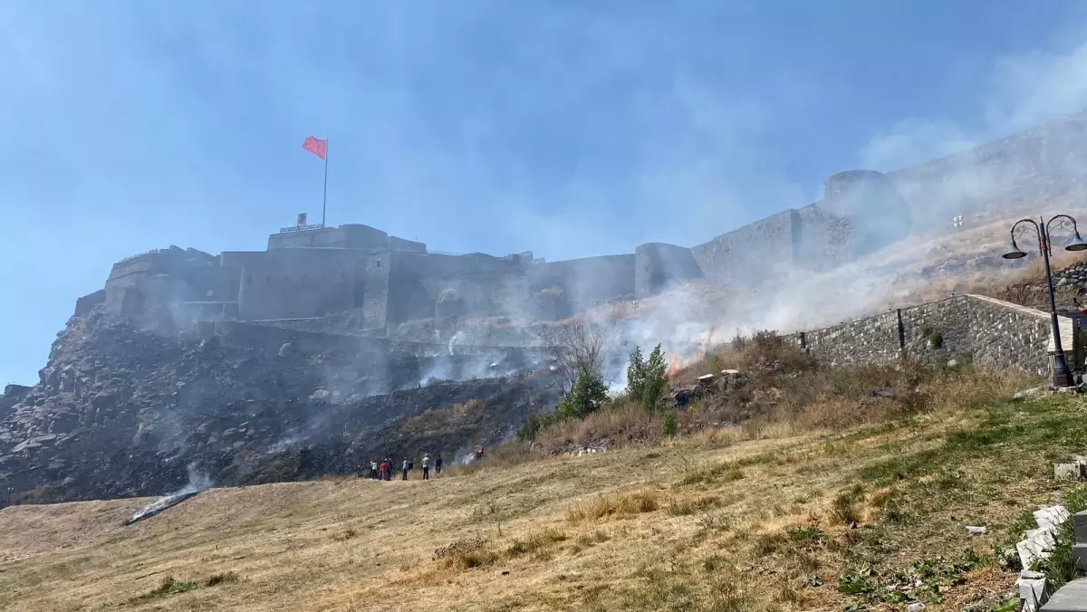 Kars Kalesi\'nde Ot Yangını Kontrol Altına Alındı