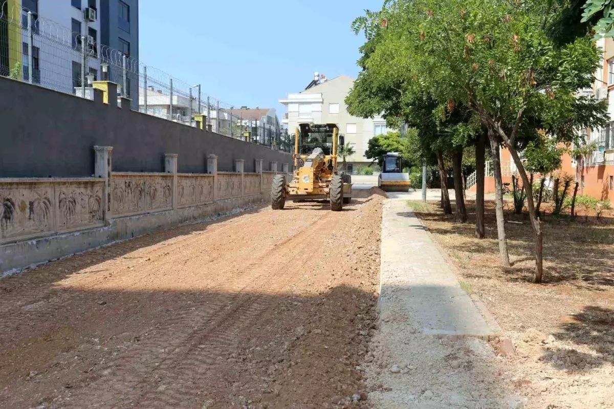 Kepez Belediyesi Gazi Mahallesi\'nde 900 Ton Asfalt Serimi Gerçekleştiriyor