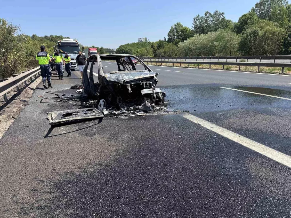 Sakarya Otoyolu\'nda Yangın: Yabancı Plakalı Araç Kül Oldu