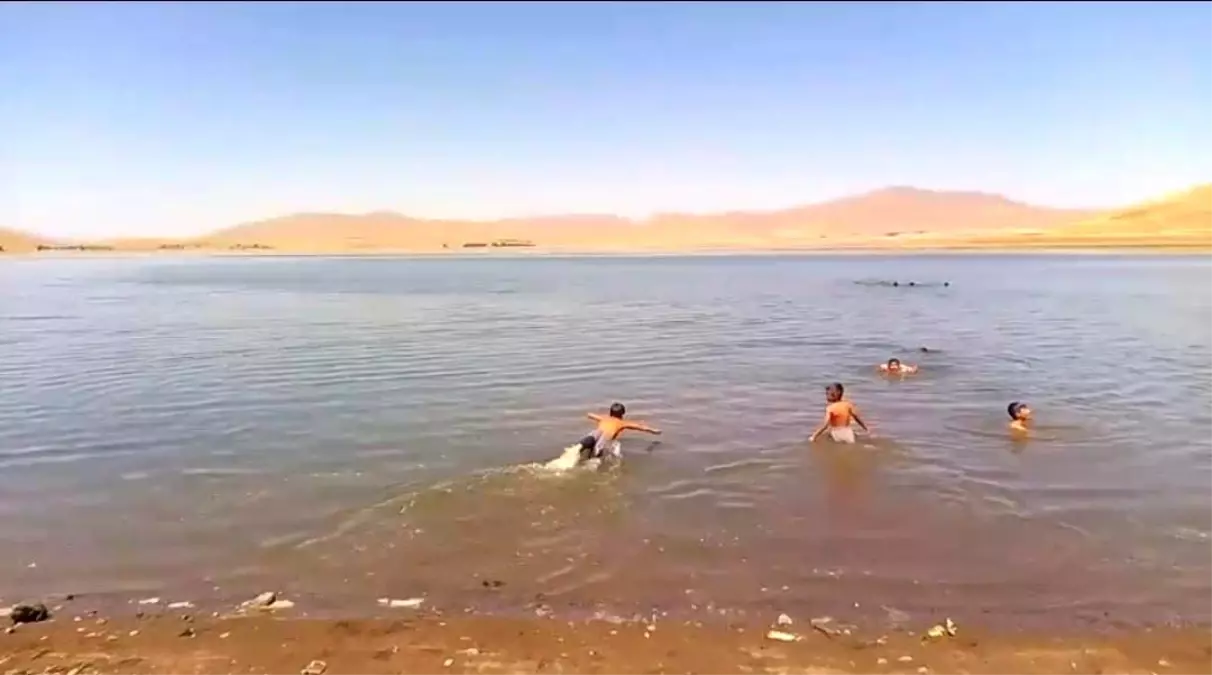 Sıcak Havada Çocukların Baraj Keyfi