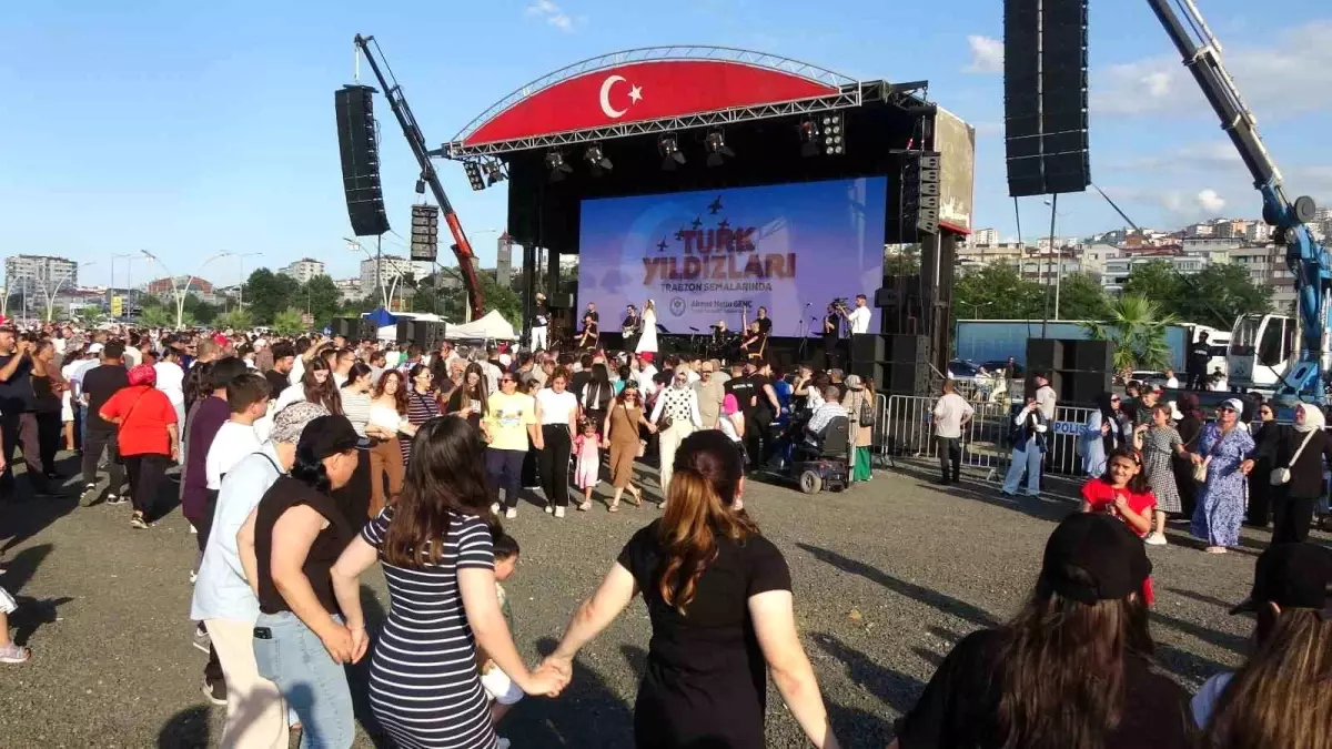 Türk Yıldızları Trabzon\'da nefes kesti