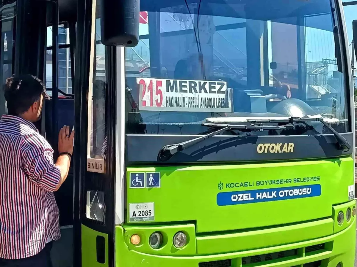 Yolcusunu demir sopa ile kovaladı, polisleri görünce bıçağını boynuna dayadı
