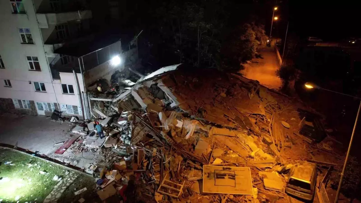 Balıkesir\'de Deprem: 1 Ölü, 29 Yaralı