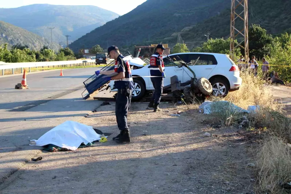 Amasya\'da Anne ve Oğlu Trafik Kazasında Hayatını Kaybetti