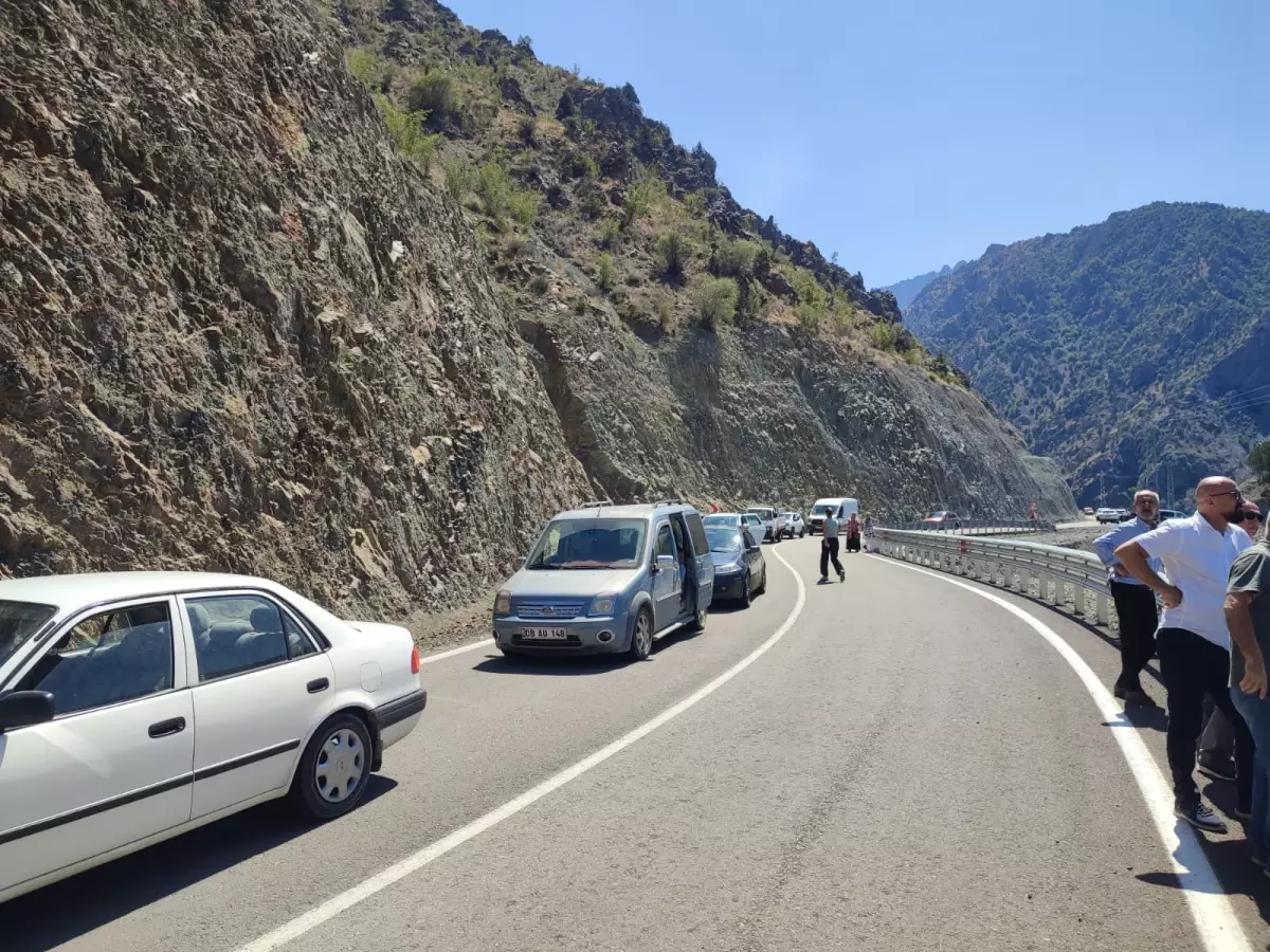 Yusufeli\'nde Heyelan: Kara Yolu Kapandı