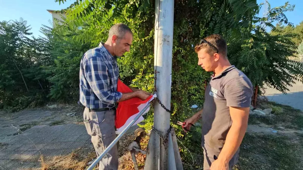 Edirne\'de Boş Bayrak Direği Yeniden Türk Bayrağıyla Donatıldı