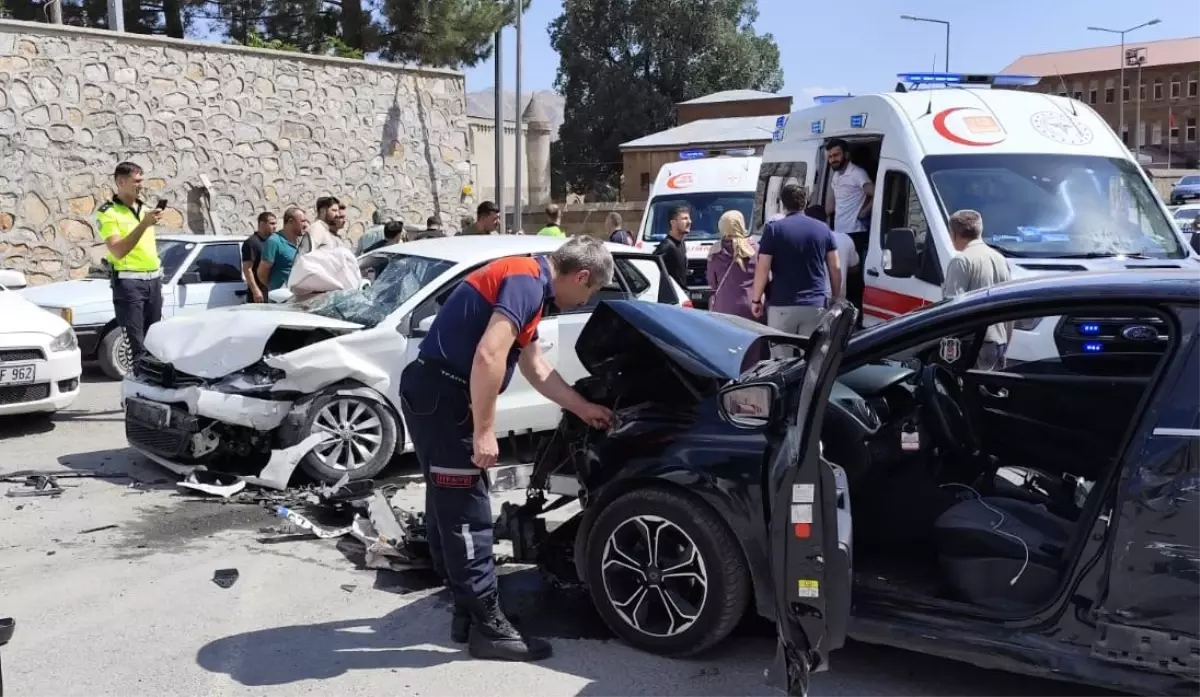 Bitlis\'te Zincirleme Kaza: 10 Yaralı