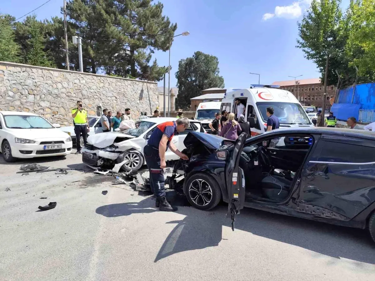 Bitlis\'te Otomobil Kazası: 10 Yaralı