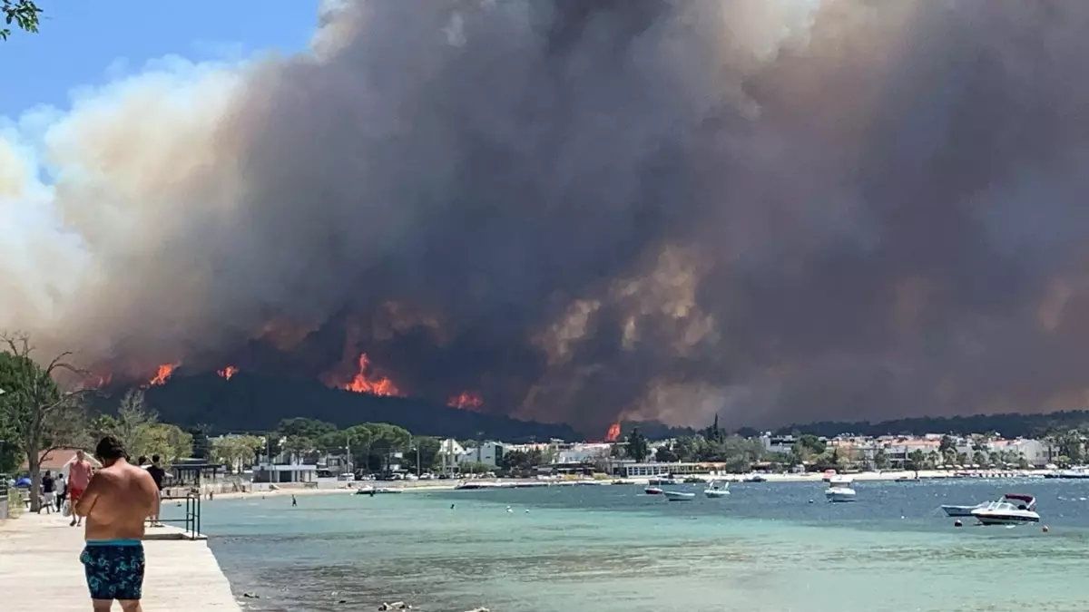 Çanakkale\'de Orman Yangını: Köy Tahliye Edildi