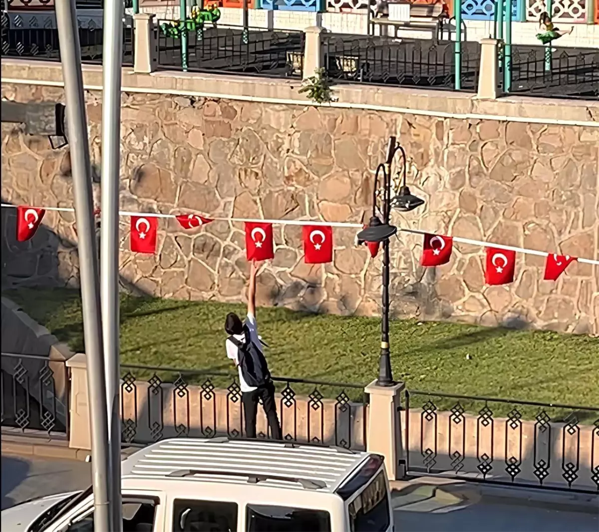 Çocuk, Ters Dönen Bayrakları Düzeltti