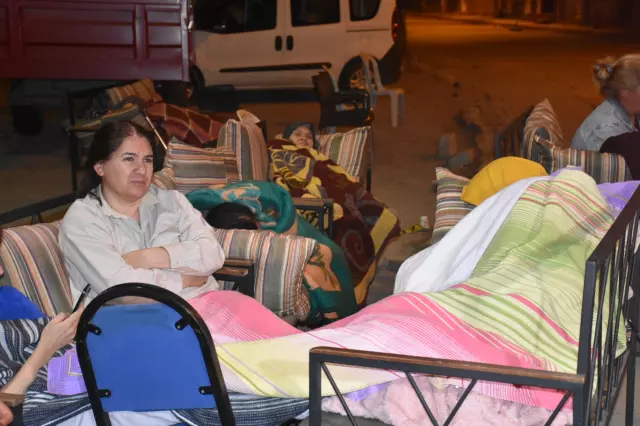 Deprem 10 ilde hissedildi, vatandaşlar geceyi sokakta geçirdi