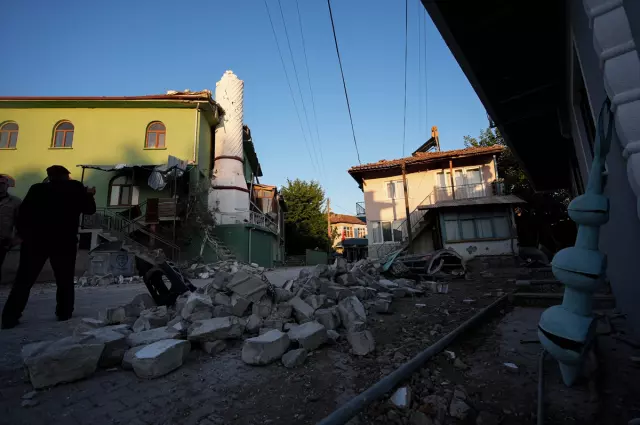 Görüntüler vahim! Depremde caminin minaresi de yıkıldı