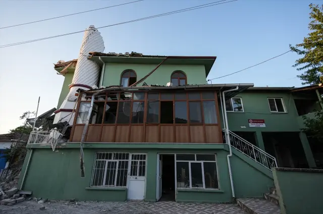 Görüntüler vahim! Depremde caminin minaresi de yıkıldı