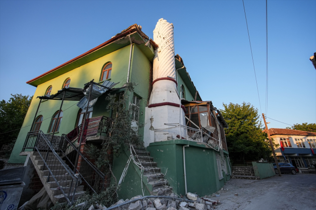 Görüntüler vahim! Depremde caminin minaresi de yıkıldı