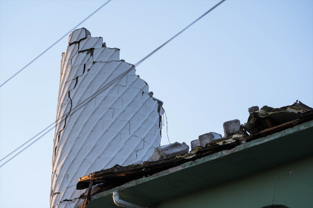 Görüntüler vahim! Depremde caminin minaresi de yıkıldı