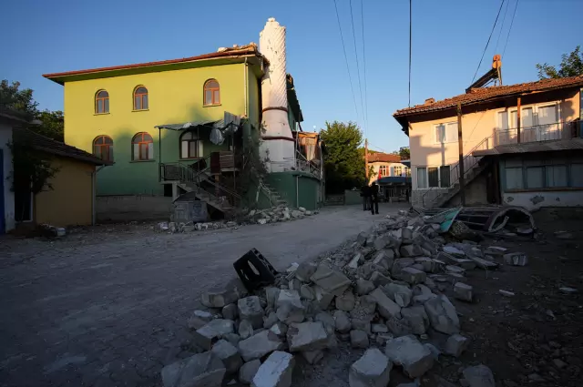 Görüntüler vahim! Depremde caminin minaresi de yıkıldı