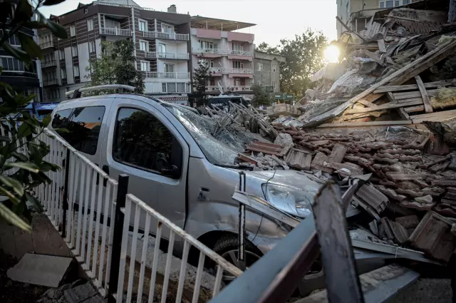 Görüntüler vahim! Depremde caminin minaresi de yıkıldı