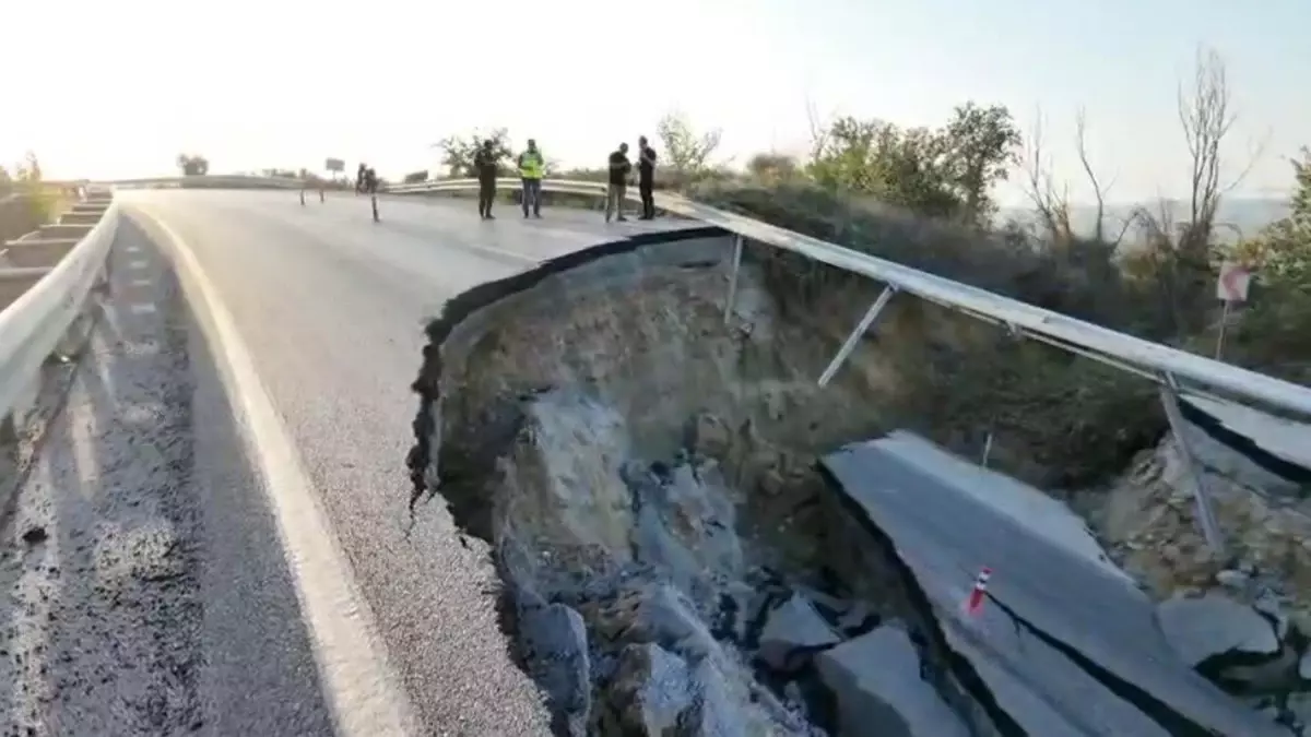 Kuşadası\'nda Yol Çöktü, Onarım Başlayacak