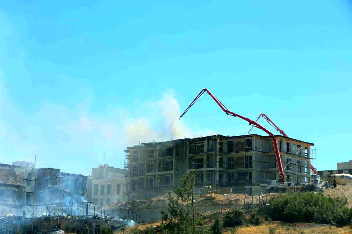 Orman Bölge Müdürlüğü’nün inşaat alanındaki henüz tamamlanmayan lojman binalarında çıkan yangınlar, ekiplerin müdahalesiyle söndürüldü.