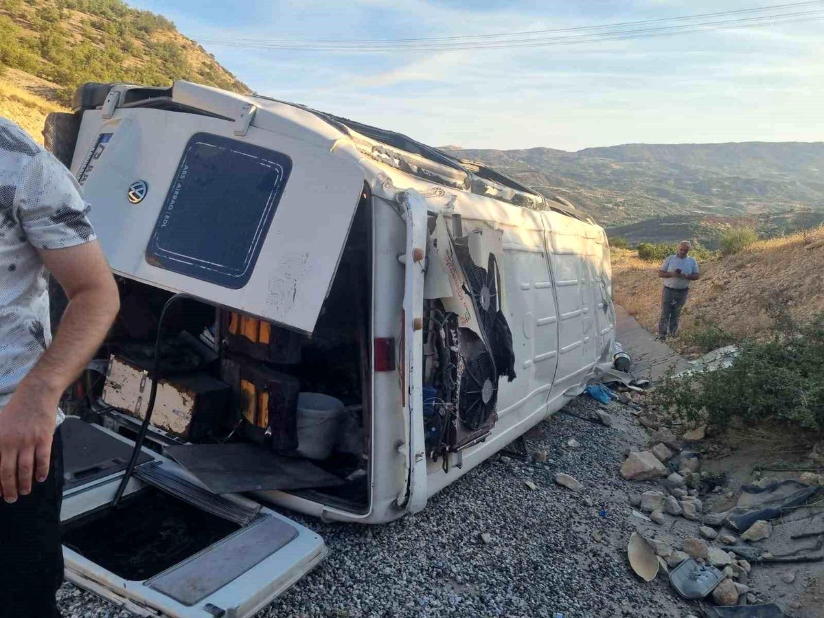 Adıyaman\'da Tarım İşçilerini Taşıyan Minibüs Devrildi