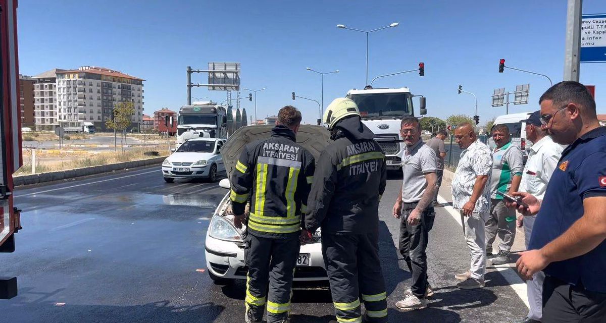 Aksaray\'da Seyir Halindeki Otomobilde Yangın Paniği