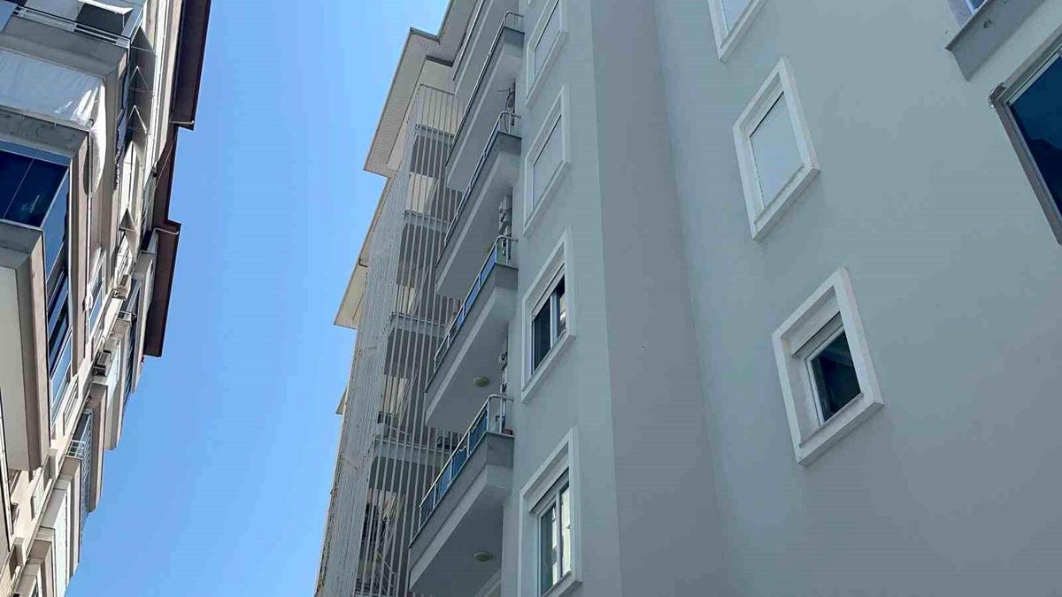 Alanya\'da Klimayı Takarken Düşen Genç Ağır Yaralandı