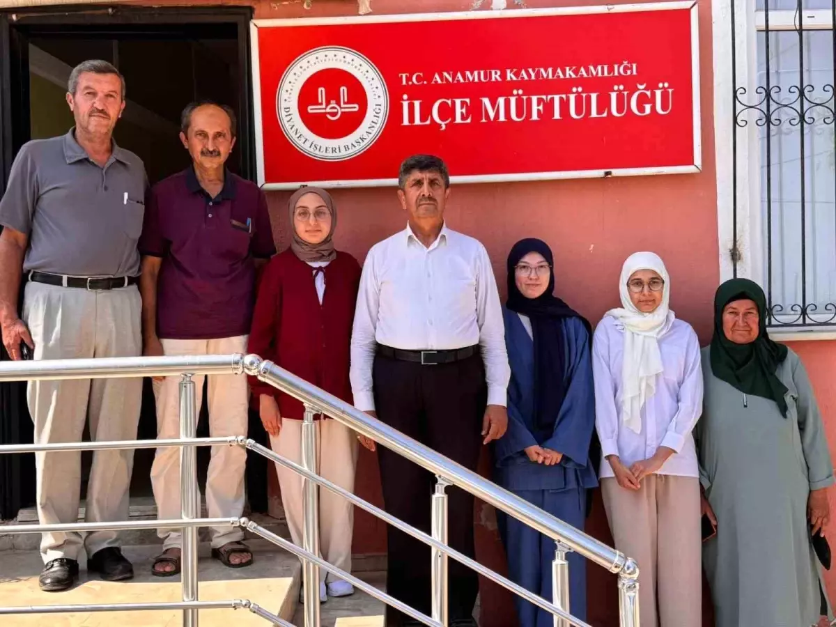 Umre İçin Uğurlanan Öğrenciler