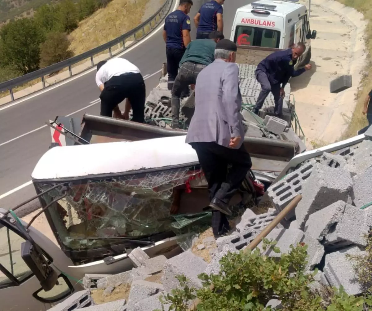 Hizan Kamyon Kazası: Briket Yüklü Kamyonun Trafik Kazası