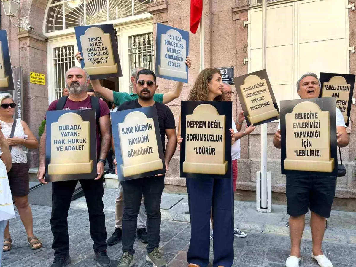 İzmir\'de Kentsel Dönüşüm Mağdurlarından Deprem Uyarısı