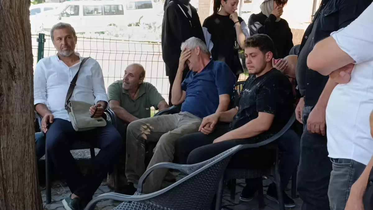 Yürek dağlayan kare! Aynı aileden 3 cenaze yan yana toprağa verildi