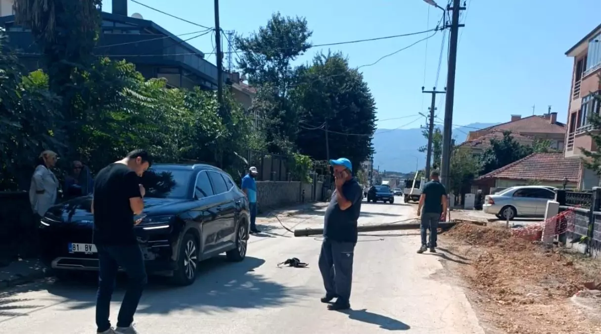 Düzce\'de Telefon Direği Aracın Üzerine Devrildi