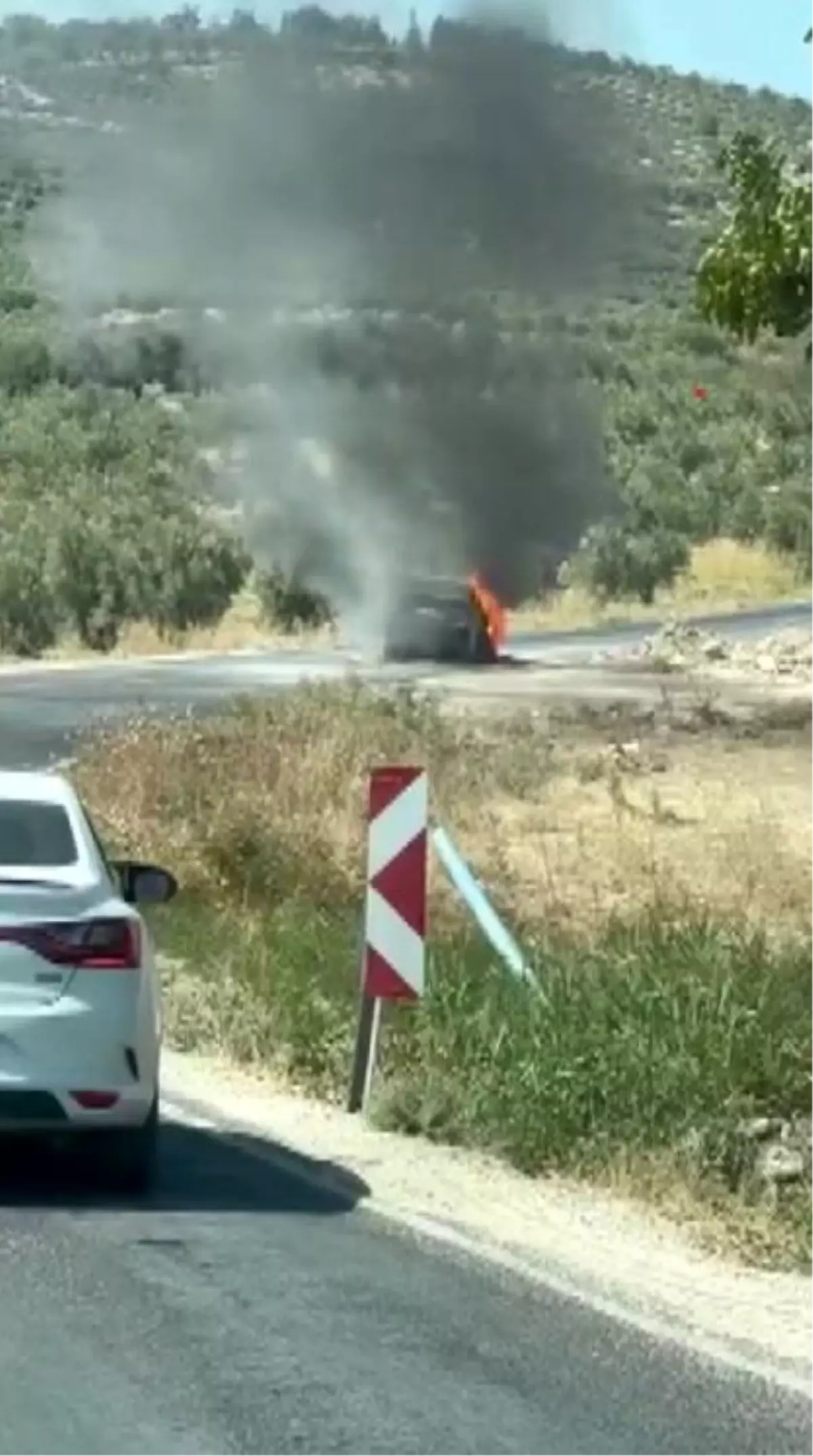 Hatay\'da Seyir Halindeki Otomobil Yandı