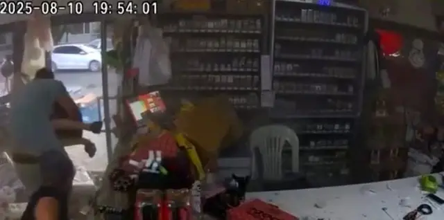 Balıkesir depremi market kamerasında! Ortalık savaş alanına dönmüş