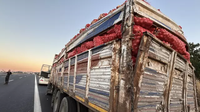 Yolu otobüsü soğan yüklü kamyona arkadan çarptı: Ölü ve yaralılar var