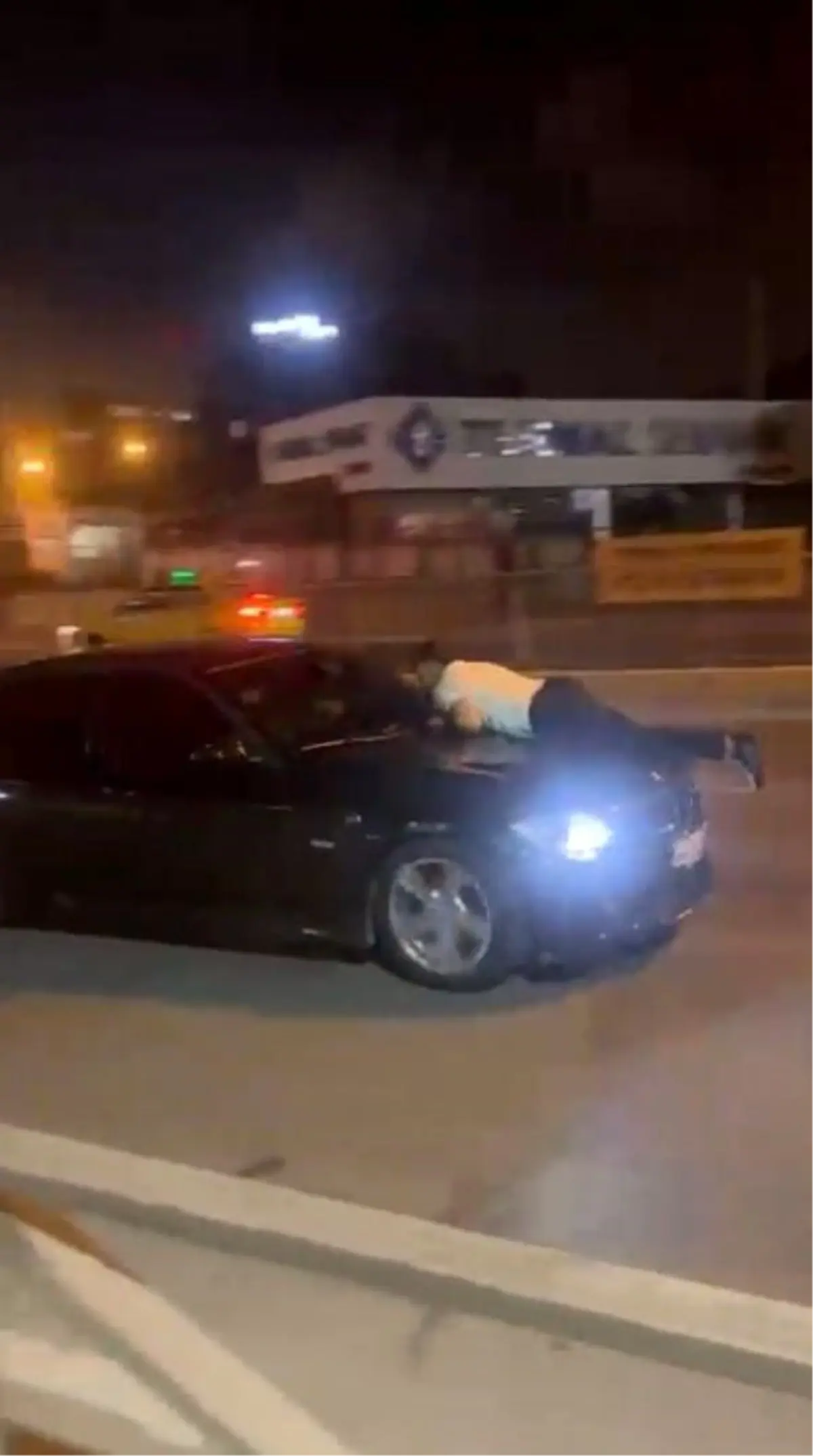 Nişanlısını başkasıyla basınca çıldırdı! Dakikalarca böyle ilerledi