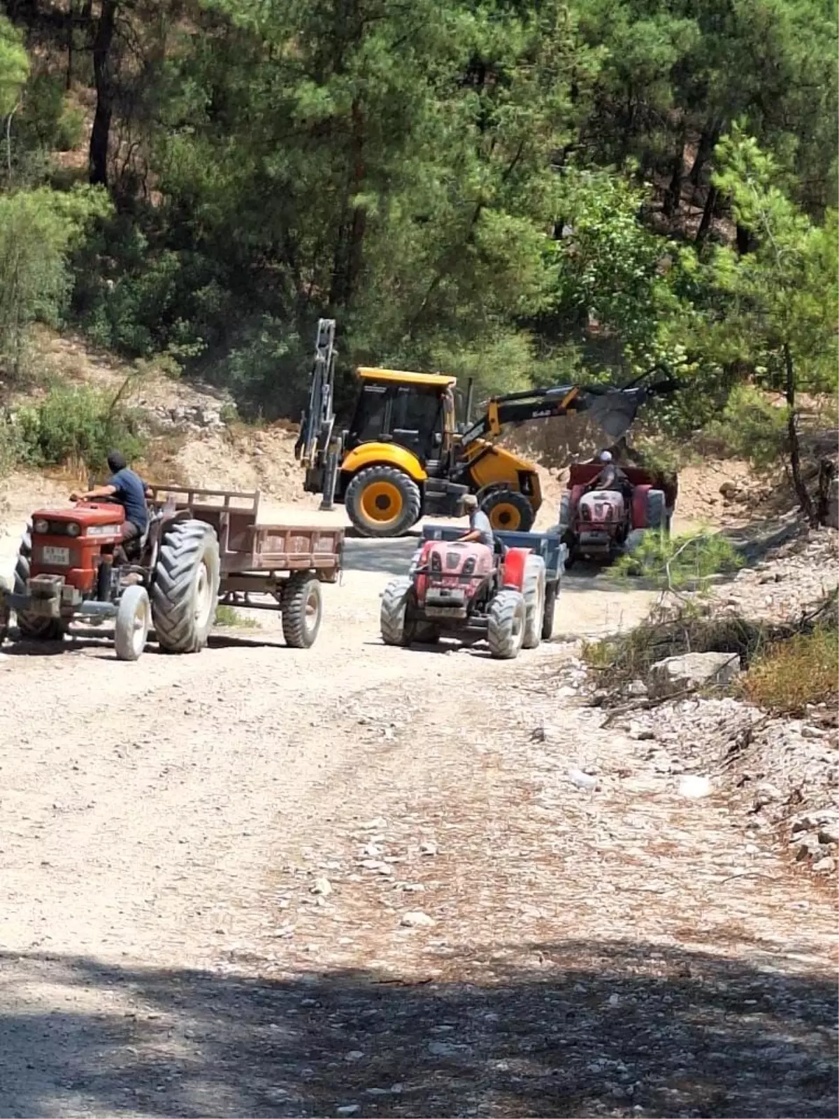 Bozdoğan\'da İncir Üreticileri İçin Arazi Yolları Düzenleniyor