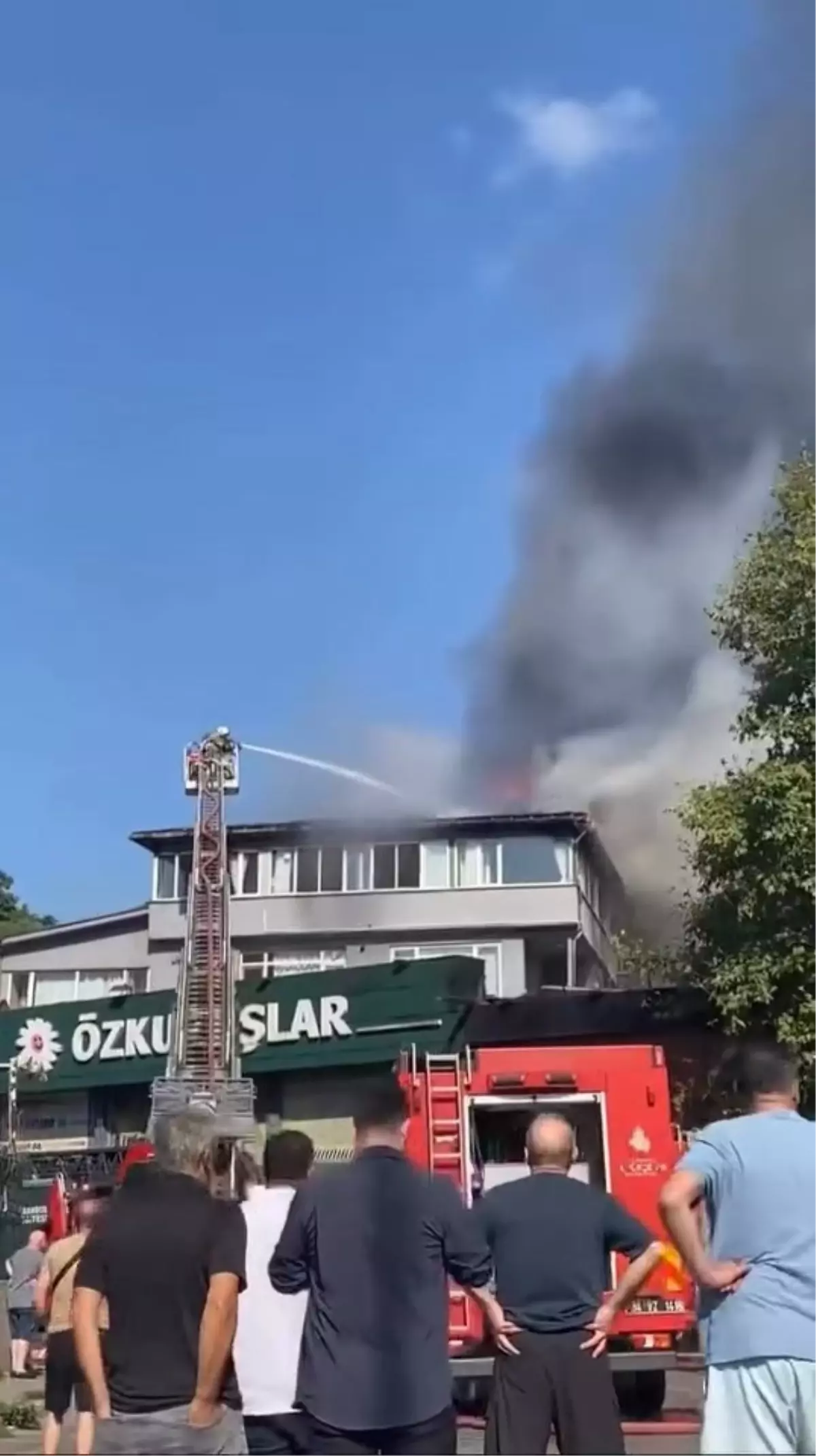 Beykoz\'da Çatı Yangını Kontrol Altına Alındı